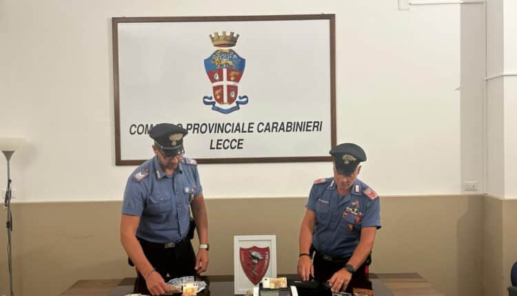 Lecce, scoperto “minimarket” della droga in centro storico: arrestati madre e figlio