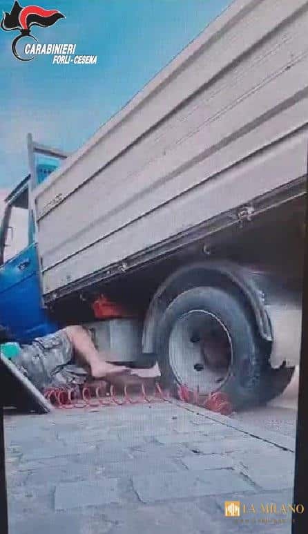 Mercato Saraceno, 56enne investe volontariamente due persone: arrestato per tentato omicidio