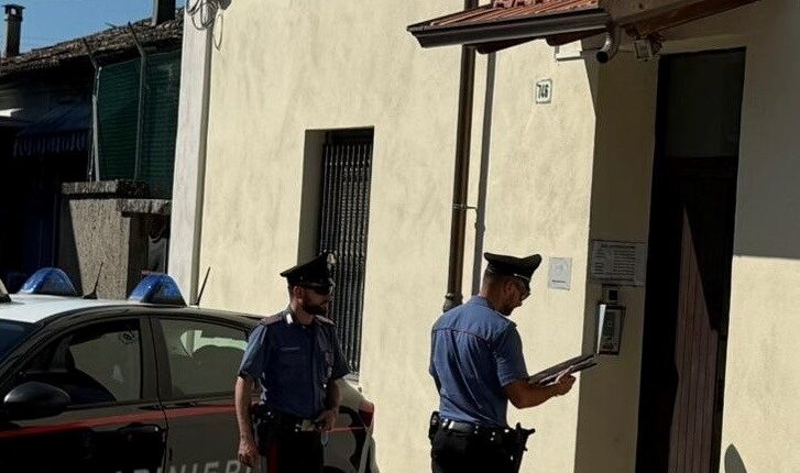 Mercato Saraceno, 56enne investe volontariamente due persone: arrestato per tentato omicidio