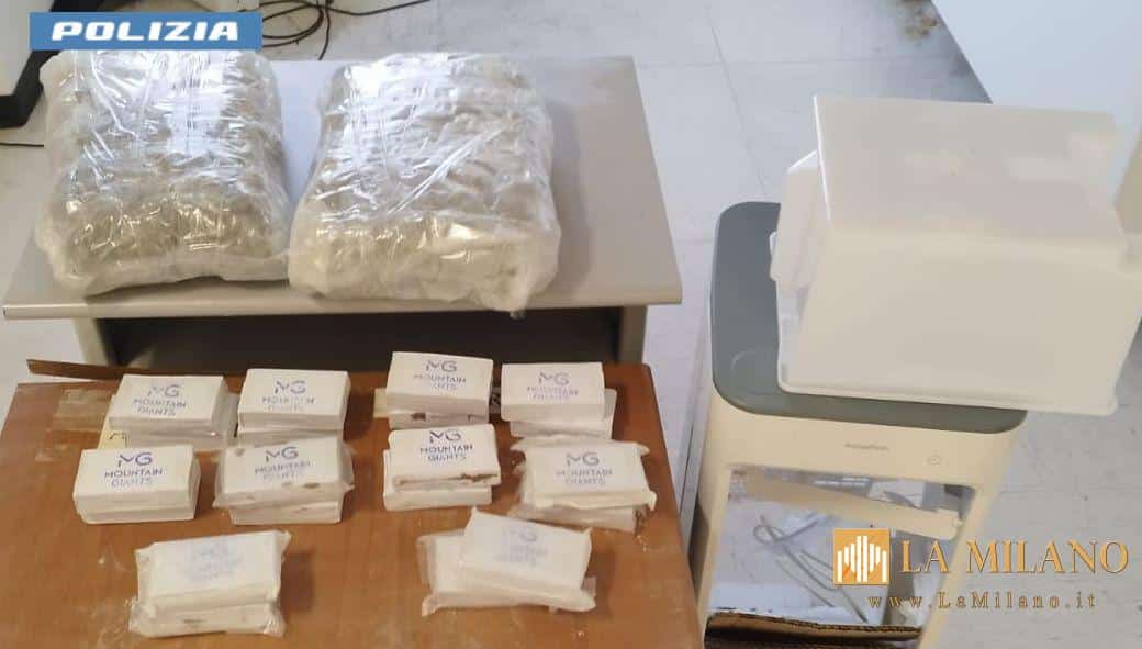 Roma, finto climatizzatore usato come nascondiglio: 2 kg di droga sequestrati, arrestato 21enne