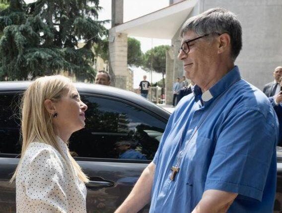 Caivano, intimidazione a don Patriciello: un proiettile consegnato durante la messa. Meloni: “Gesto vigliacco e criminale”