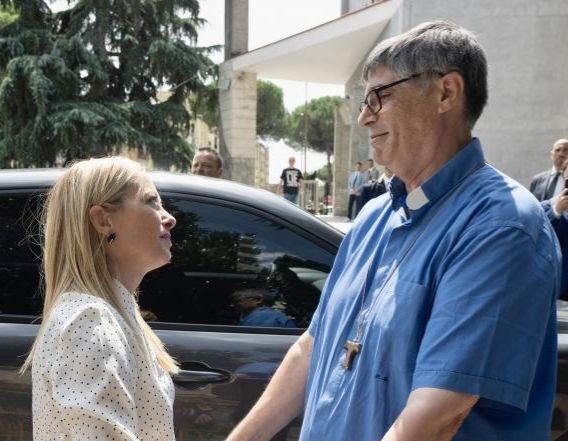 Caivano, intimidazione a don Patriciello: un proiettile consegnato durante la messa. Meloni: “Gesto vigliacco e criminale”