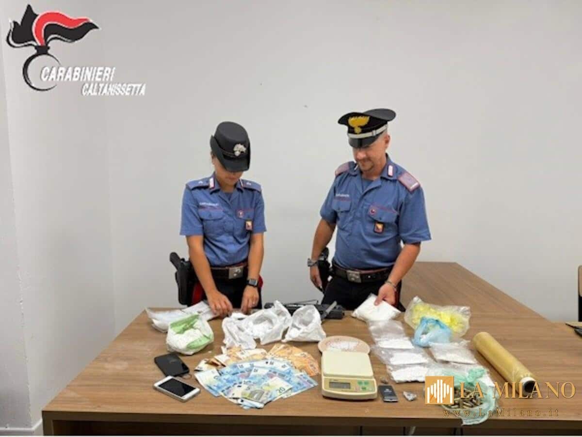 Gela, arrestata 24enne con 1 kg di cocaina: sequestrati droga, contanti e munizioni