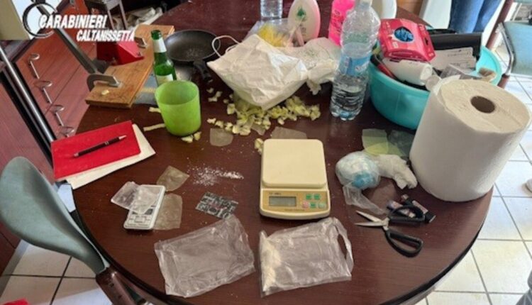 Gela, arrestata 24enne con 1 kg di cocaina: sequestrati droga, contanti e munizioni