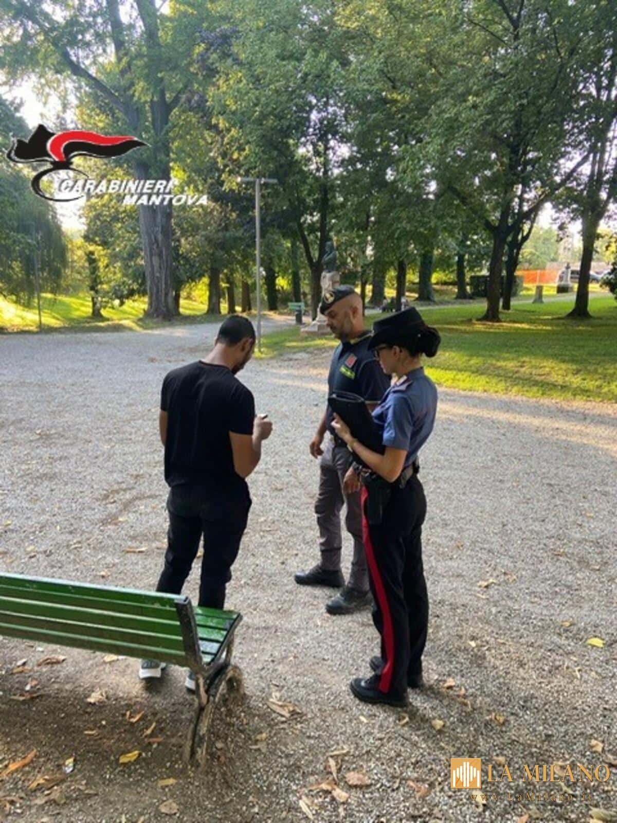 Continuano i controlli straordinari dei Carabinieri della Compagnia di Mantova, insieme a militari della Guardia di Finanza, in attuazione del piano concordato in sede di Comitato Provinciale per l’ordine e la sicurezza pubblica. 👉 Complessivi 37,56 gr. di sostanza stupefacente sequestrati, undici persone segnalate per detenzione di sostanze stupefacenti e una deferita all’Autorità Giudiziaria per porto di armi improprie: è questo il bilancio del servizio di controllo coordinato del territorio, eseguito nella giornata di ieri 18 settembre. Le operazioni, finalizzate alla sicurezza delle aree urbane, si sono concentrate nell’area compresa tra i “Giardini Nuvolari” e la zona circostante il Supermercato Esselunga di Mantova, in condivisione con il personale della Guardia di Finanza e sotto il coordinamento del Prefetto dott. Roberto Bolognesi. Nel corso del servizio, avente come obiettivo primario quello di garantire sicurezza e tranquillità ai cittadini, i Carabinieri del N.O.R.M. hanno deferito un 43enne italiano, già noto alle forze dell’ordine e residente nell’hinterland mantovano, per porto di armi improprie. 🔎 L’uomo, controllato alla guida della propria autovettura e sottoposto a perquisizione personale e veicolare, è stato trovato in possesso di un coltello a lama ricurva di 19 cm, immediatamente sequestrato dai Carabinieri. Inoltre, undici persone, di età compresa tra i 19 e i 34 anni, di origine italiana, marocchina e della Costa d’Avorio, sono state segnalate alla Prefettura di Mantova per l’illecito amministrativo di detenzione per uso personale di stupefacenti. Durante i controlli, infatti, sono stati trovati in possesso di hashish per complessivi 37,56 gr., sequestrati in via amministrativa e destinati alla distruzione al termine delle procedure. 👉 I servizi straordinari di controllo delle Forze dell’Ordine proseguiranno in maniera costante, con l’obiettivo di contrastare ogni forma di illegalità e garantire tranquillità e sicurezza ai cittadini.