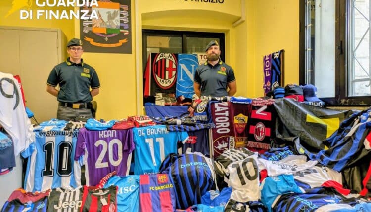 Varese, maxi-sequestro di abbigliamento contraffatto: 820 capi falsi delle grandi squadre di calcio.