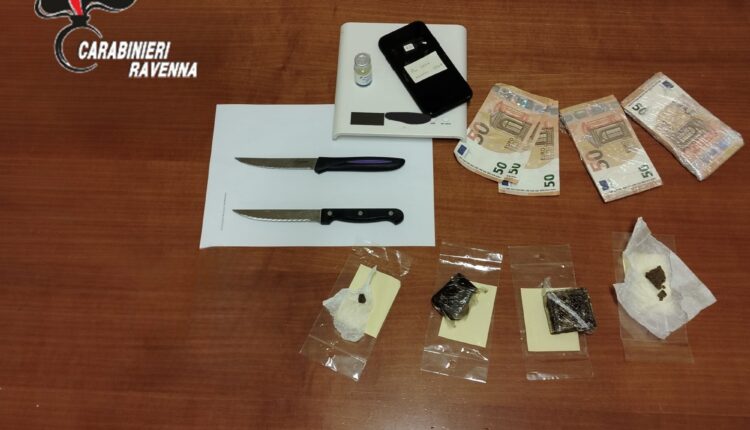 San Lorenzo di Lugo: arrestato giovane per droga, coltelli e banconote false