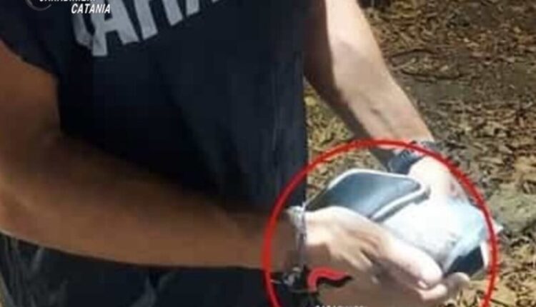 Catania, 19enne già ai domiciliari sorpreso con droga e oltre 2.700 euro: arrestato dai Carabinieri