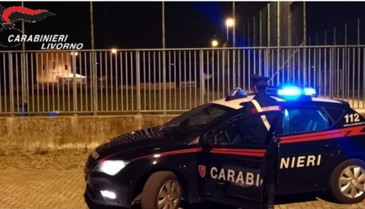Livorno: 27enne aggredisce giovane, danneggia auto e ruba cellulari, deferito dai Carabinieri