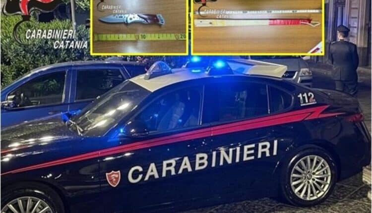 Biancavilla, in piazza con manganello e coltello a scatto: denunciati un 19enne e un 31enne dai Carabinieri
