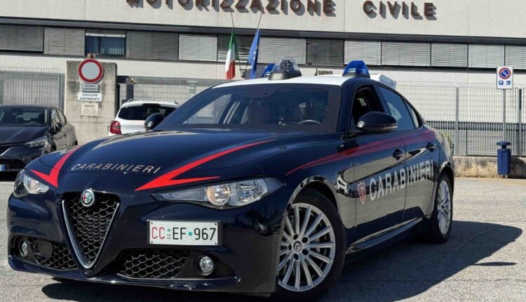 Macerata, tentano l’esame di guida con microcamere e auricolari: denunciati due giovani egiziani