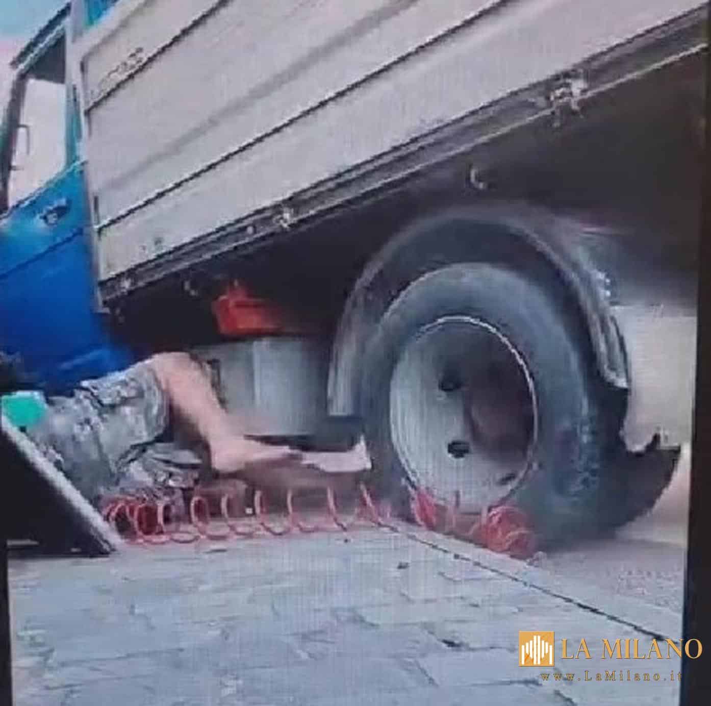 Mercato Saraceno, 56enne investe volontariamente due persone