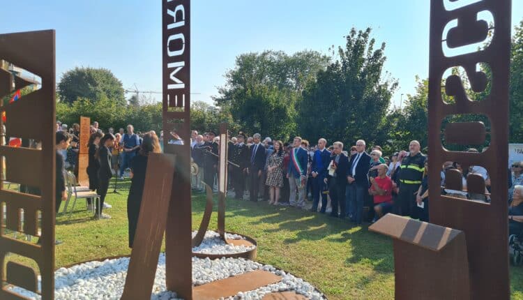 Monza, inaugurato al Bosco della Memoria: il primo monumento in Lombardia dedicato agli internati militari italiani deportati nei lager nazisti