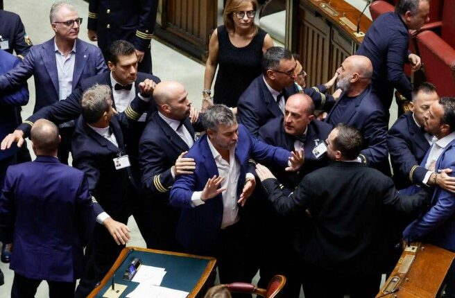 Riforma della giustizia, la Camera approva in terza lettura la separazione delle carriere: 243 sì, bagarre in aula. Ora l’ultimo passaggio al Senato