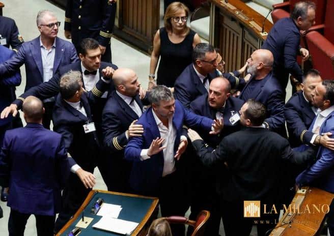 Riforma della giustizia, la Camera approva in terza lettura la separazione delle carriere: 243 sì, bagarre in aula. Ora l’ultimo passaggio al Senato
