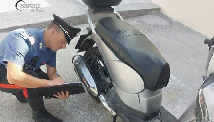 Paternò, scooter rubato scoperto dai Carabinieri: denunciato un 22enne per ricettazione