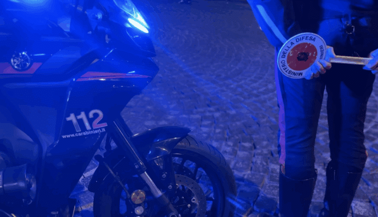 Napoli, controlli anti-movida: sanzioni, sequestri e carabiniere investito da scooter in fuga