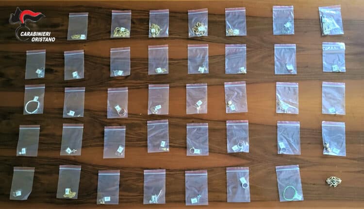 Ricettatrice in trasferta denunciata: i Carabinieri restituiscono 41 monili d’oro rubati