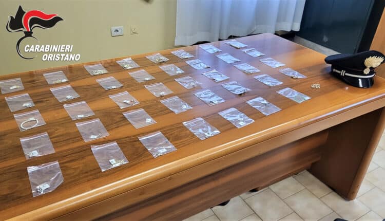 Ricettatrice in trasferta denunciata: i Carabinieri restituiscono 41 monili d’oro rubati