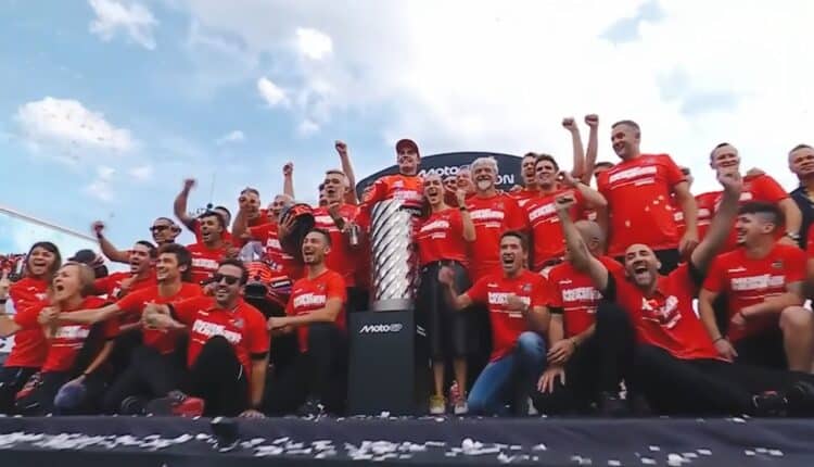 MotoGP: Bagnaia trionfa in Giappone, ma la festa è per Marquez. Lo spagnolo si laurea Campione del Mondo per la nona volta