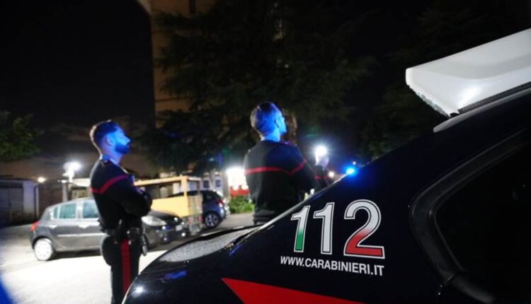 Parete, lite condominiale degenera: 47enne arrestata dai Carabinieri