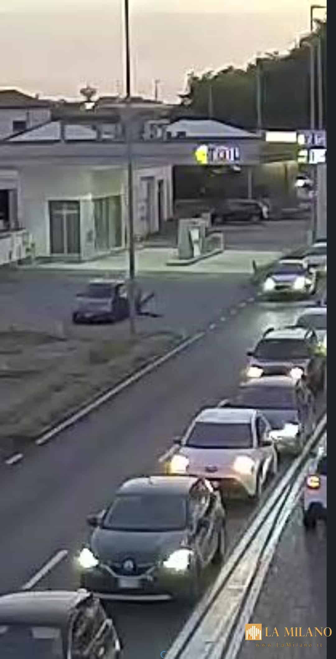 Verona, giovane automobilista si lancia fuori da auto in panne: momenti di paura