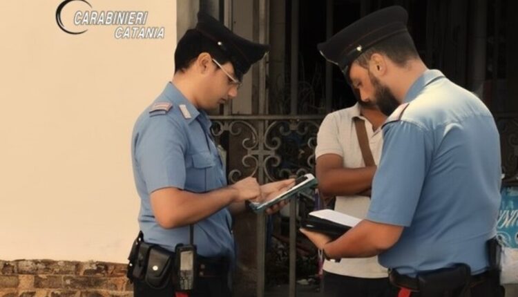 Catania, 24enne arrestato per tentata estorsione e ricettazione: minaccia un uomo e lo aggredisce in un ristorante