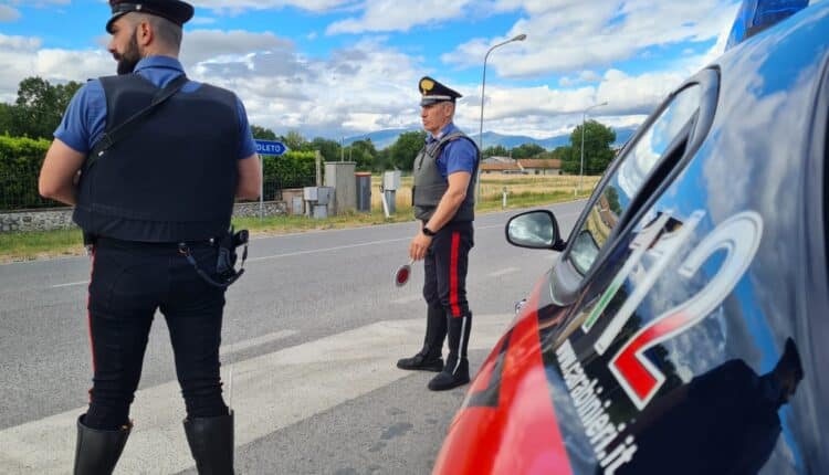 Giano dell’Umbria: 3 giovani fermati dai Carabinieri con droga e coltello a serramanico