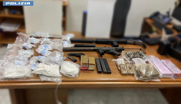 Roma, sgominato deposito di droga e armi in box auto: 57enne arrestato