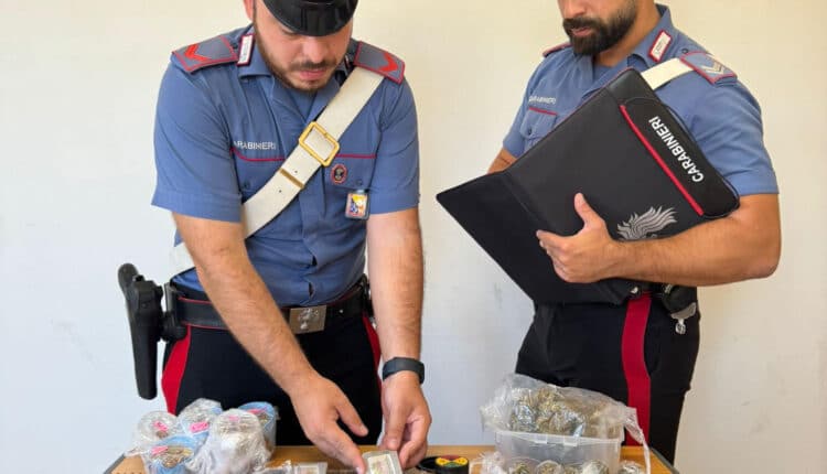 Sommatino: 23enne arrestato per violenza domestica, armi clandestine e droga in casa