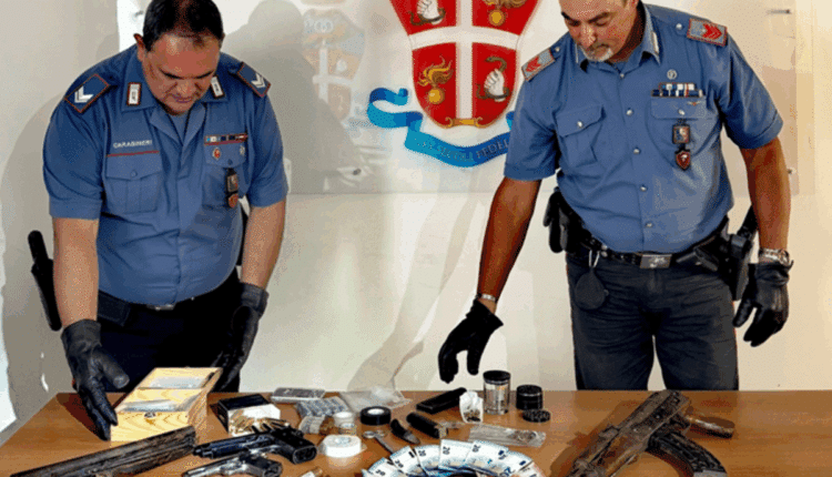 Droga e arsenale in casa: arresto a Gallipoli, trovato anche un AK-47