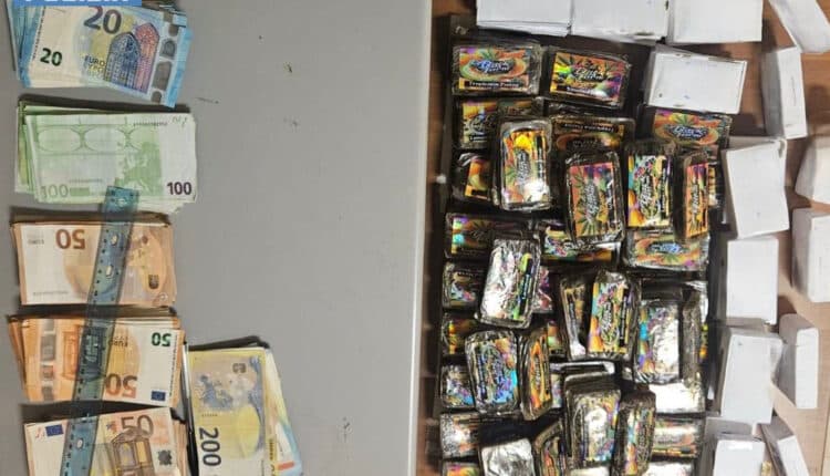 Roma, corriere della droga arrestato sull’A1: 30 kg di hashish nascosti in borse frigo e 20mila euro nel bracciolo