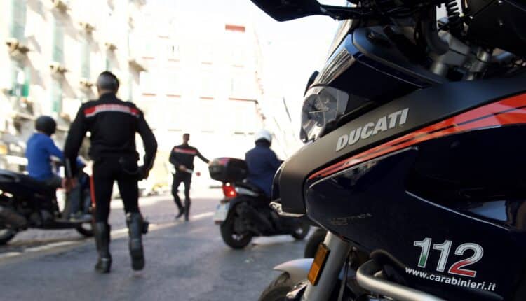 Napoli, controlli stradali a tappeto: sequestrata anche un’automedica senza assicurazione
