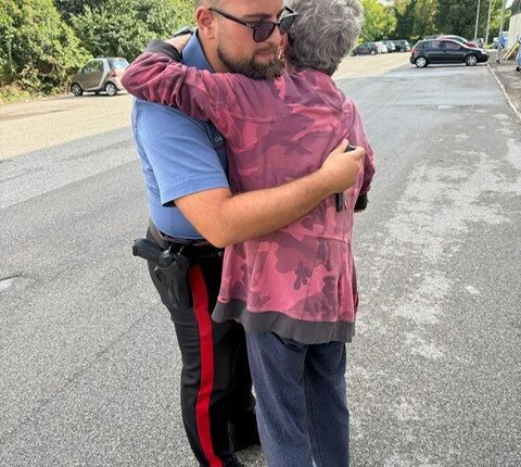 Mantova, anziana tenta il suicidio sui binari: i Carabinieri la salvano in extremis