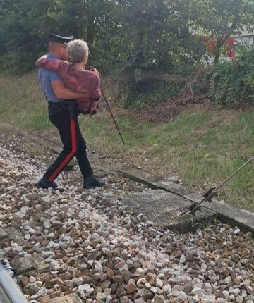 Mantova, anziana tenta il suicidio sui binari: i Carabinieri la salvano in extremis