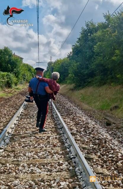 Mantova, anziana tenta il suicidio sui binari: i Carabinieri la salvano in extremis