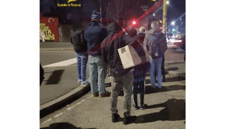 Bergamo, steward di compagnia low cost rubava sigarette e profumi dagli aerei: convalidata misura cautelare