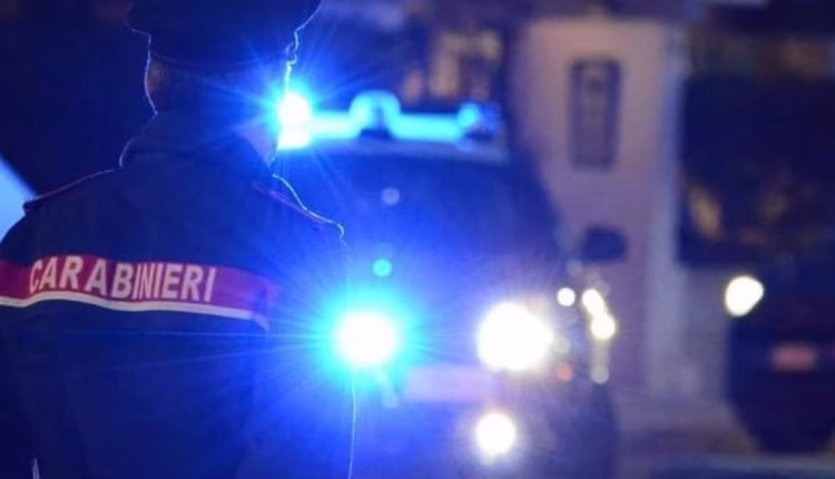Arzano: 47enne accoltella e morde il compagno, poi gli lancia un mobile.