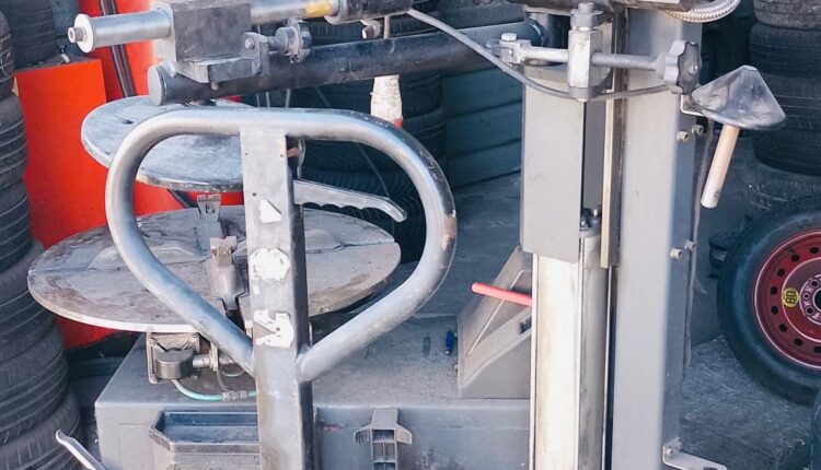 Bari: la Polizia Locale dona attrezzature sequestrate agli istituti tecnici.