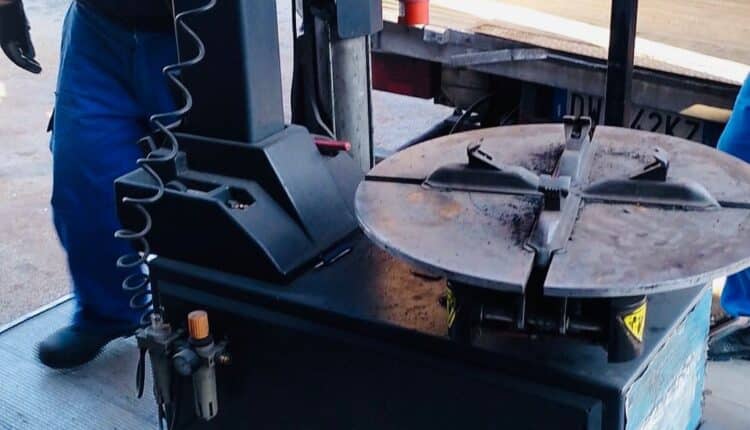 Bari: la Polizia Locale dona attrezzature sequestrate agli istituti tecnici.