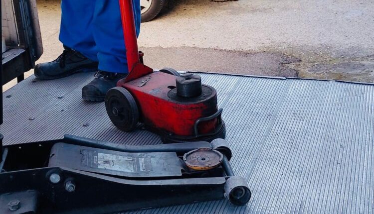 Bari: la Polizia Locale dona attrezzature sequestrate agli istituti tecnici.