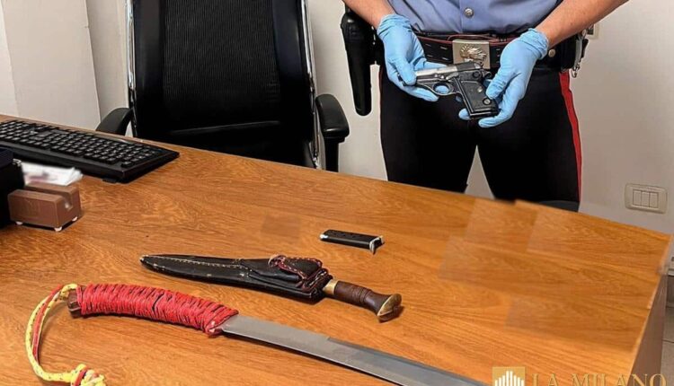 Bologna, 45enne arrestato: trovato con machete, cocaina e pistola nascosta sotto il materasso