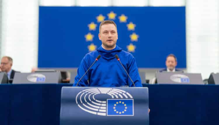 Jens-Frederik Nielsen fa la storia: il premier della Groenlandia parla per la prima volta al Parlamento Europeo