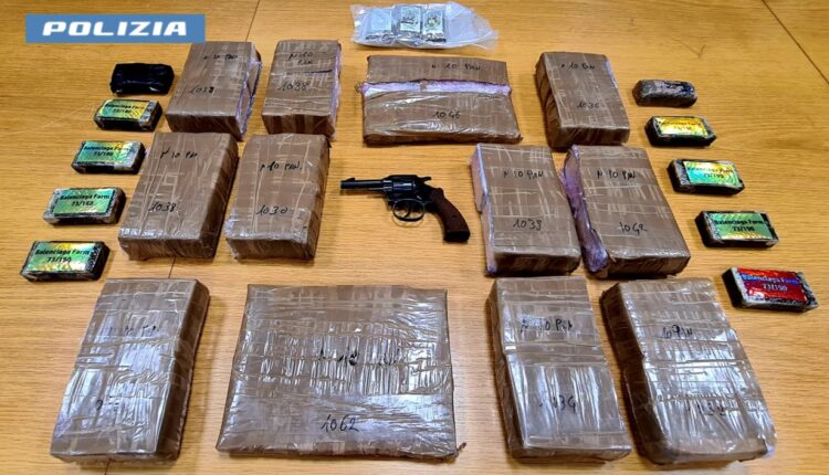 Cologno Monzese, 15 chili di hashish e una pistola in casa: due arresti