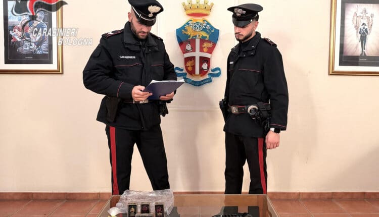 Bologna, 4 panetti di hashish, cocaina e un taser: 37enne arrestato dai Carabinieri per spaccio
