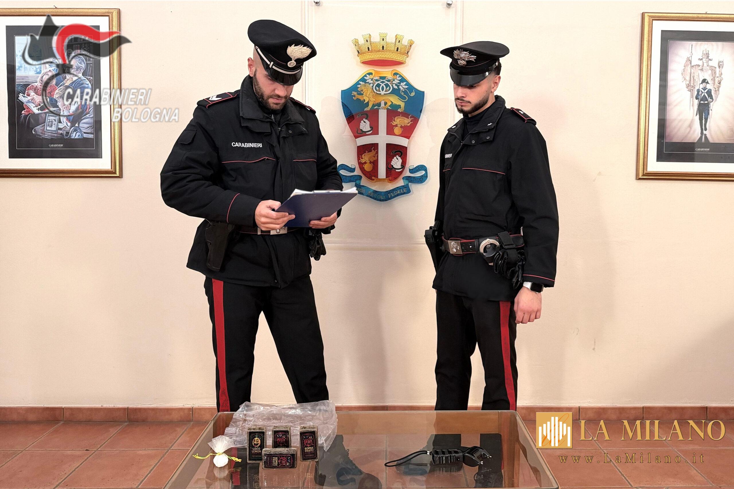 Bologna, 4 panetti di hashish, cocaina e un taser: 37enne arrestato dai Carabinieri per spaccio