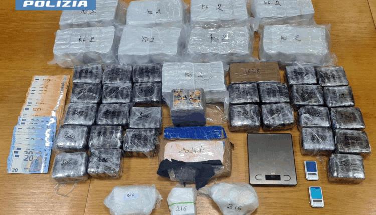 Milano, maxi sequestro di droga: due arresti tra Cesano Boscone e via Treviglio. Oltre 35 chili di hashish e cocaina trovati in due abitazioni
