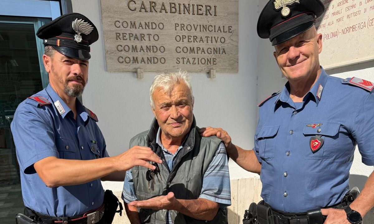 Caserta: 77enne salvato dai Carabinieri si reca in caserma per ringraziare.
