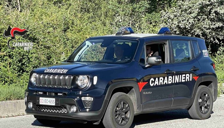 Rieti, picchia la moglie e fugge prima dell’arrivo dei Carabinieri: 60enne denunciato e allontanato da casa