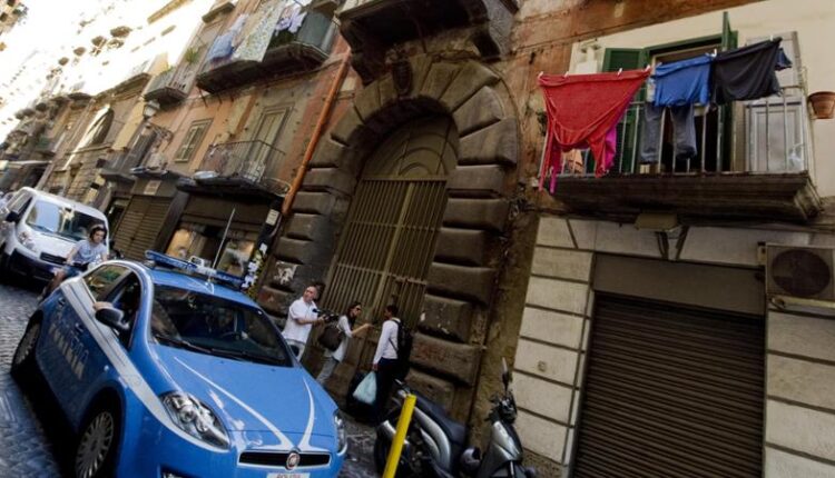 Aggressione a Napoli, donna violentata all’alba vicino Porta Capuana. Arrestato un 29enne